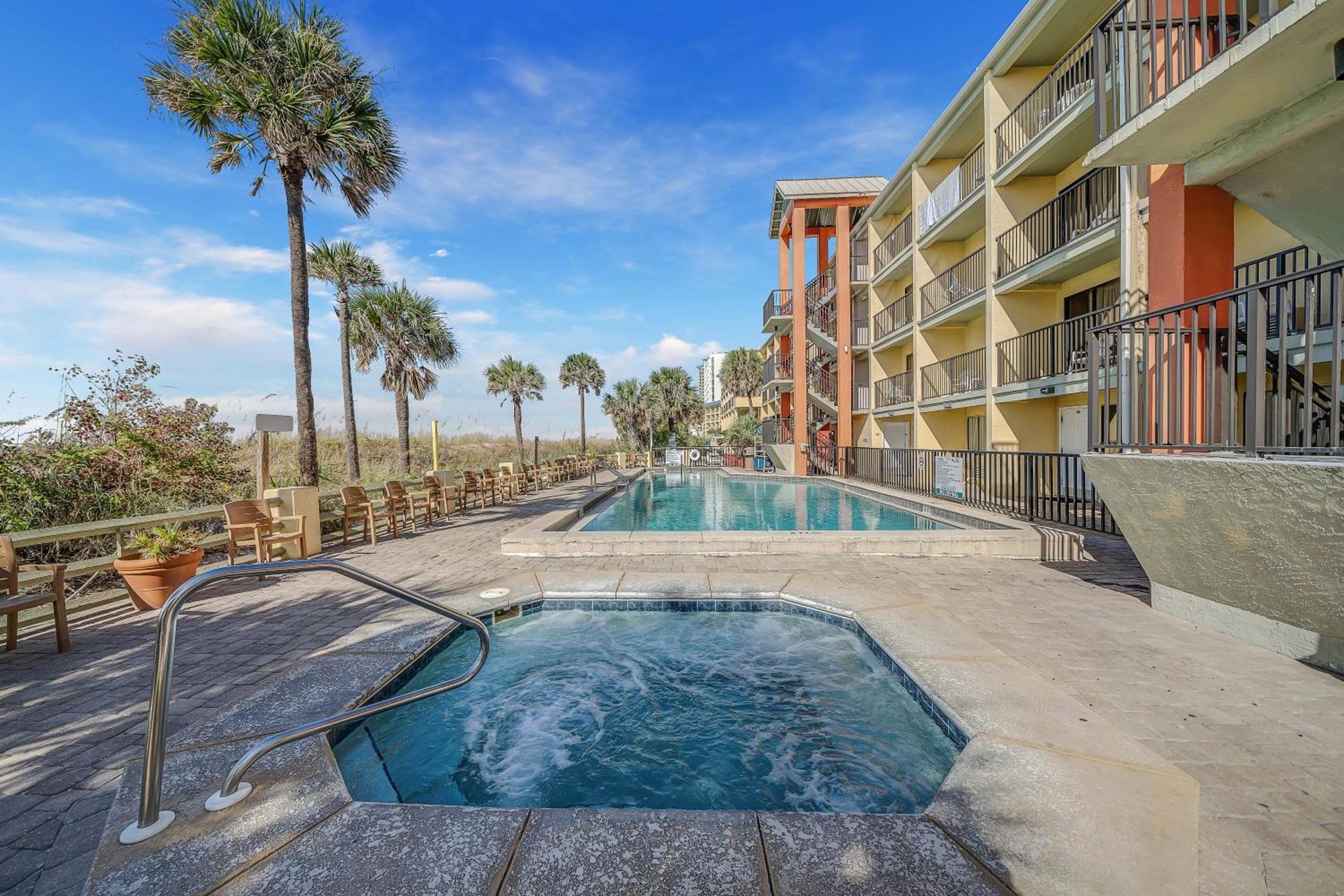 Ramada By Wyndham Panama City Beach / Beachfront Exterior foto