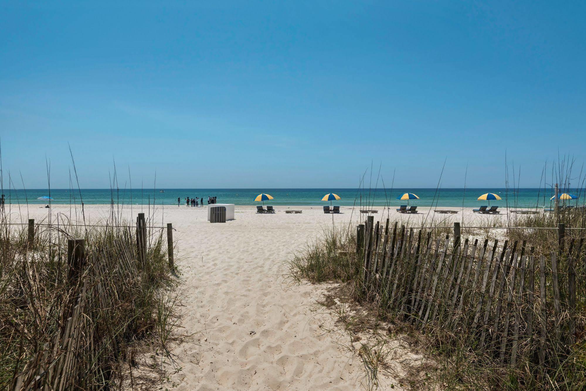 Ramada By Wyndham Panama City Beach / Beachfront Exterior foto